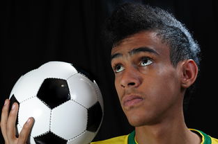 开云体育在线-五大联赛门将出球模式变化与球队传导效率关联,门将出来踢球 第2张